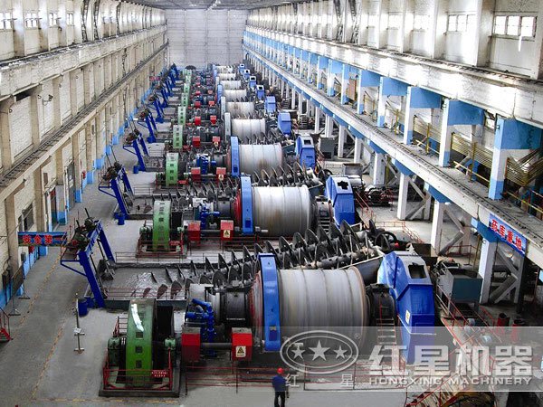 山西金礦浮選設(shè)備生產(chǎn)線現(xiàn)場:球磨機 山西金礦浮選設(shè)備生產(chǎn)線現(xiàn)場:球磨機