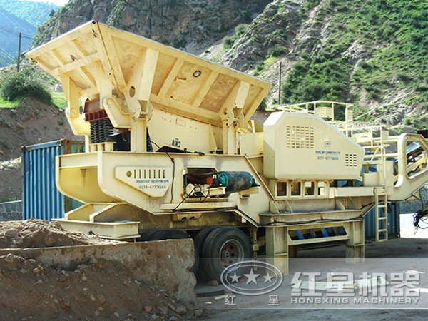 車載碎石機(jī)工作現(xiàn)場 車載碎石機(jī)工作現(xiàn)場