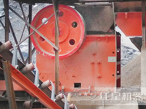 河卵石破碎生產(chǎn)線現(xiàn)場圖片1 河卵石破碎生產(chǎn)線現(xiàn)場圖片1