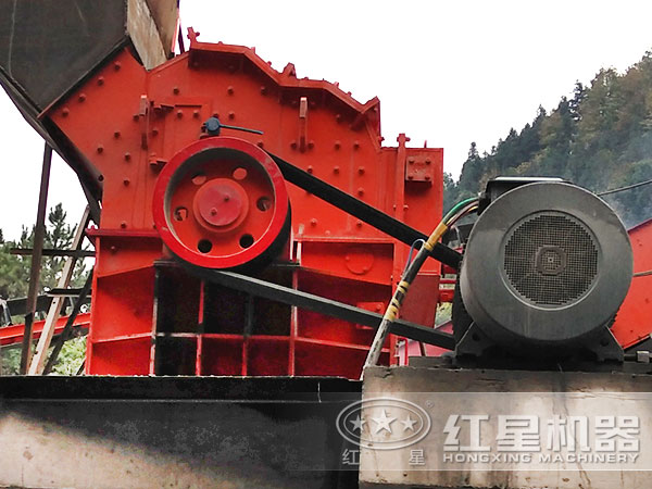 鉀長(zhǎng)石細(xì)碎機(jī)工作現(xiàn)場(chǎng)1 鉀長(zhǎng)石細(xì)碎機(jī)工作現(xiàn)場(chǎng)1