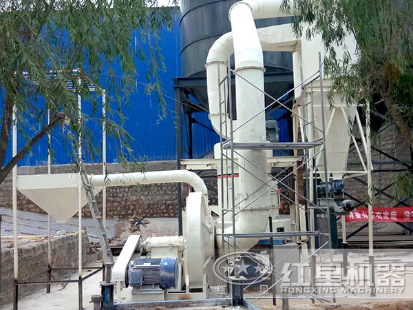 滑石粉磨粉加工現(xiàn)場 滑石粉磨粉加工現(xiàn)場