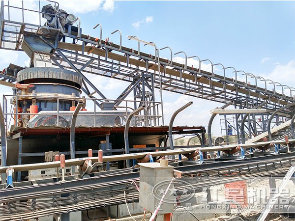 石灰石復(fù)合型圓錐破碎機(jī)環(huán)保破碎現(xiàn)場(chǎng) 石灰石復(fù)合型圓錐破碎機(jī)環(huán)保破碎現(xiàn)場(chǎng)