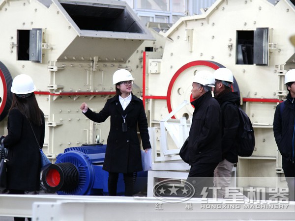 鉀長(zhǎng)石細(xì)碎機(jī)用戶參觀 鉀長(zhǎng)石細(xì)碎機(jī)用戶參觀