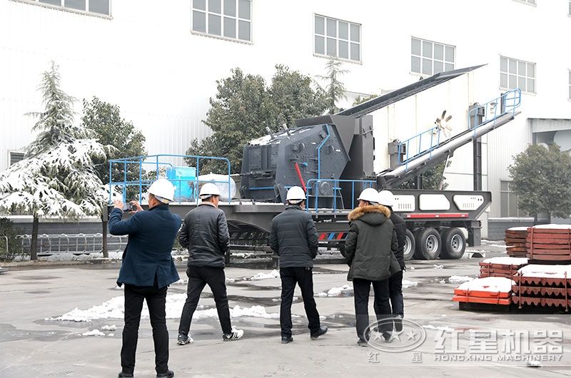 車載流動(dòng)碎石機(jī)廠家價(jià)格實(shí)惠，客戶現(xiàn)場(chǎng)參觀