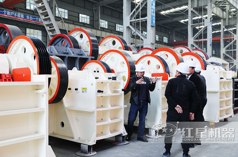 客戶到場參觀小型粉碎石頭設(shè)備并選型 客戶到場參觀小型粉碎石頭設(shè)備并選型