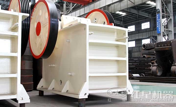 普通鄂式破碎機(jī),性價(jià)比高,飛輪設(shè)計(jì)運(yùn)行穩(wěn)定 普通鄂式破碎機(jī),性價(jià)比高,飛輪設(shè)計(jì)運(yùn)行穩(wěn)定