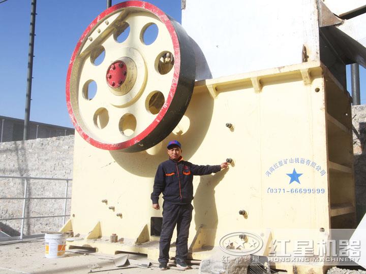 大型環保鄂式破石機生產現場，效果好，用戶評價高