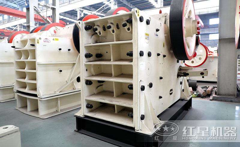 鄂式破碎機,優(yōu)質(zhì)鋼板鑄成,使用壽命長 style=width:720px;