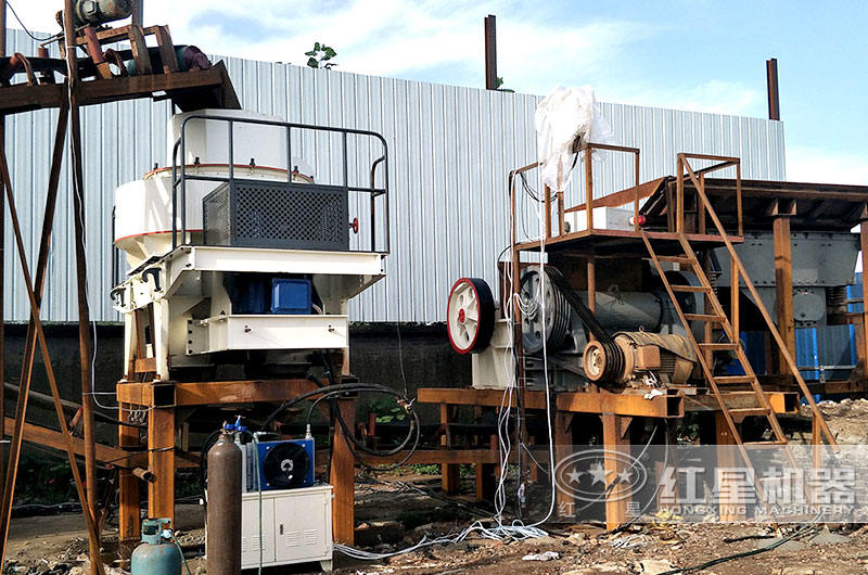 時產(chǎn)200噸固定破碎生產(chǎn)線作業(yè)現(xiàn)場 時產(chǎn)200噸固定破碎生產(chǎn)線作業(yè)現(xiàn)場