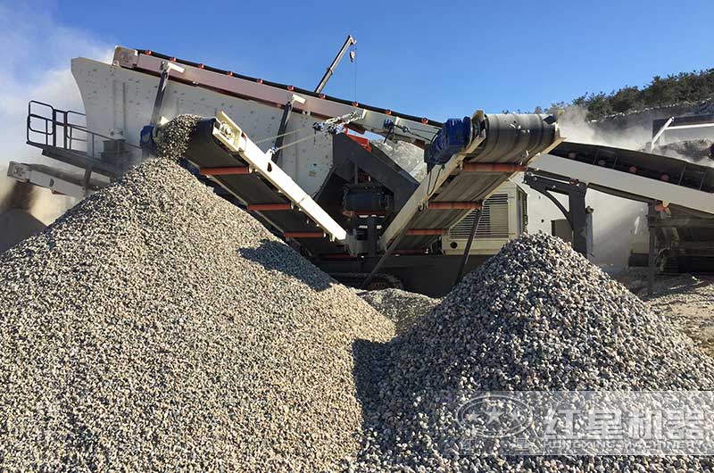 移動履帶一體式破碎機(jī)正在作業(yè) 移動履帶一體式破碎機(jī)正在作業(yè)