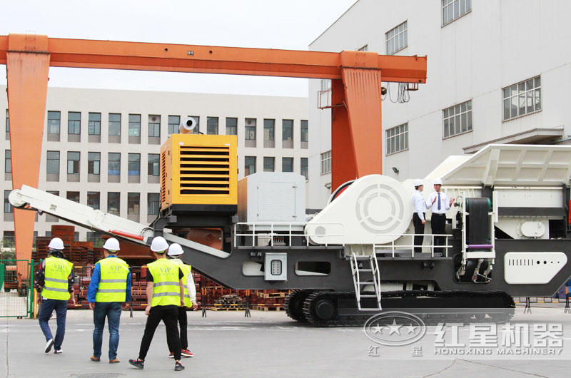 鄂破履帶移動式破碎機(jī):給料+粗碎 鄂破履帶移動式破碎機(jī):給料+粗碎