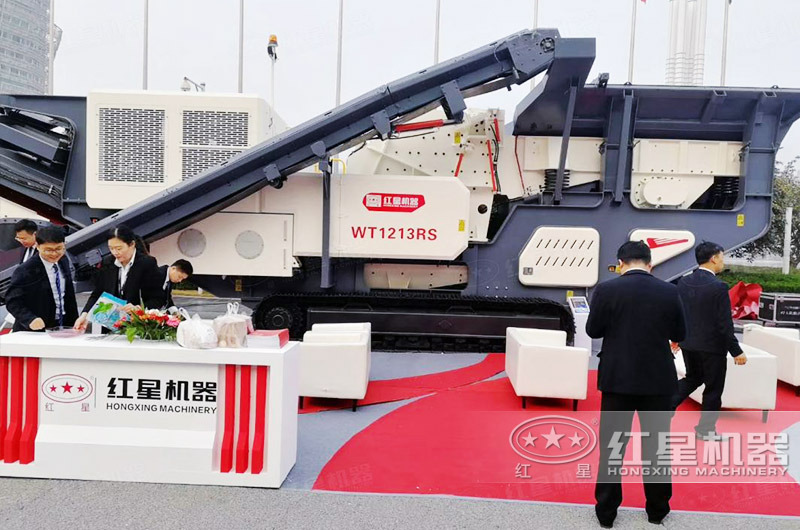 反擊破履帶移動式破碎機(jī):中碎+傳輸 反擊破履帶移動式破碎機(jī):中碎+傳輸