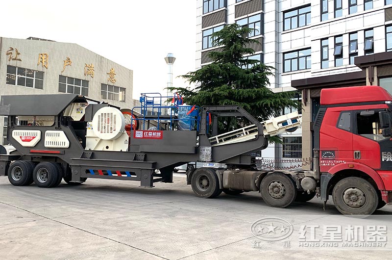 移動大型顎式破碎機(jī)開往客戶現(xiàn)場 移動大型顎式破碎機(jī)開往客戶現(xiàn)場