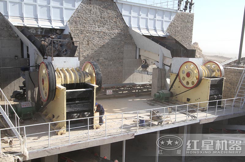 顎式破碎機(jī)工作現(xiàn)場圖片 顎式破碎機(jī)工作現(xiàn)場圖片