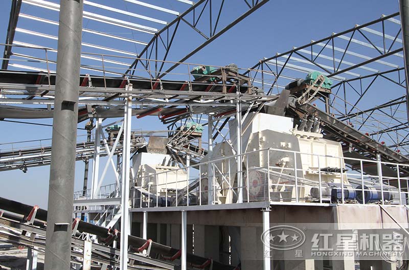 大型反擊式破碎機(jī)工作現(xiàn)場(chǎng) 大型反擊式破碎機(jī)工作現(xiàn)場(chǎng)