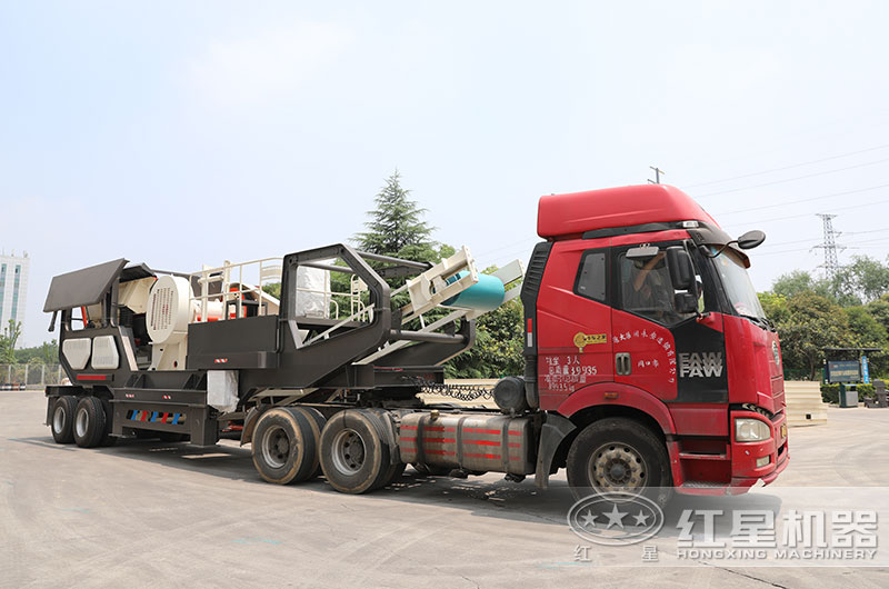 小型移動(dòng)破碎機(jī)直接開往客戶現(xiàn)場(chǎng) 小型移動(dòng)破碎機(jī)直接開往客戶現(xiàn)場(chǎng)