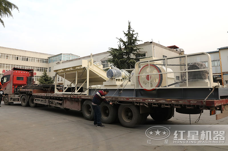 對(duì)輥破碎機(jī)發(fā)往客戶現(xiàn)場(chǎng) 對(duì)輥破碎機(jī)發(fā)往客戶現(xiàn)場(chǎng)