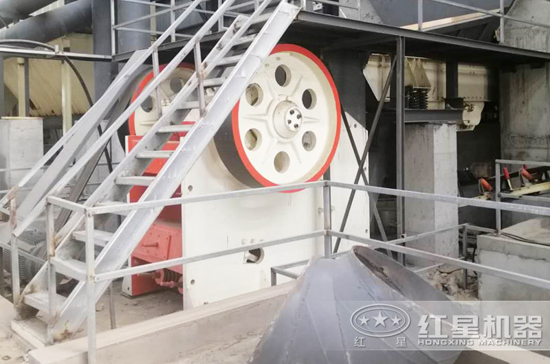 顎式破碎機工作現(xiàn)場圖片 顎式破碎機工作現(xiàn)場圖片