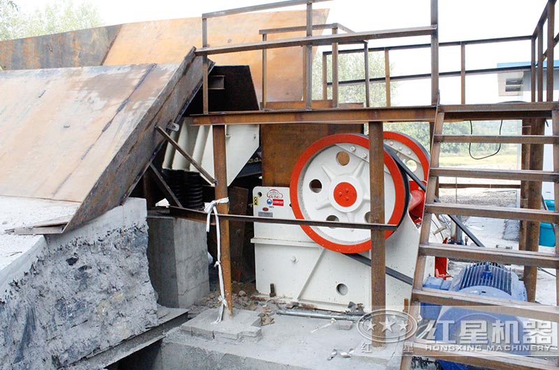 顎式破碎機(jī)工作現(xiàn)場(chǎng)圖片 顎式破碎機(jī)工作現(xiàn)場(chǎng)圖片