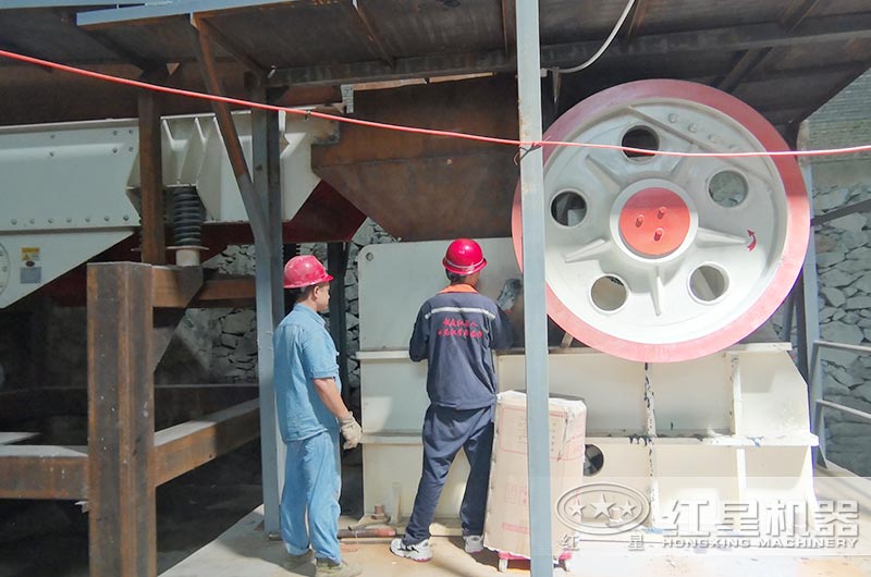 大型顎式破碎機作業(yè)現(xiàn)場 大型顎式破碎機作業(yè)現(xiàn)場