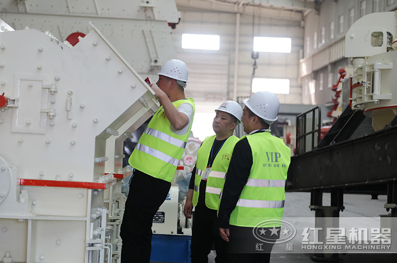 客戶來(lái)廠考察細(xì)碎制砂機(jī)設(shè)備 客戶來(lái)廠考察細(xì)碎制砂機(jī)設(shè)備