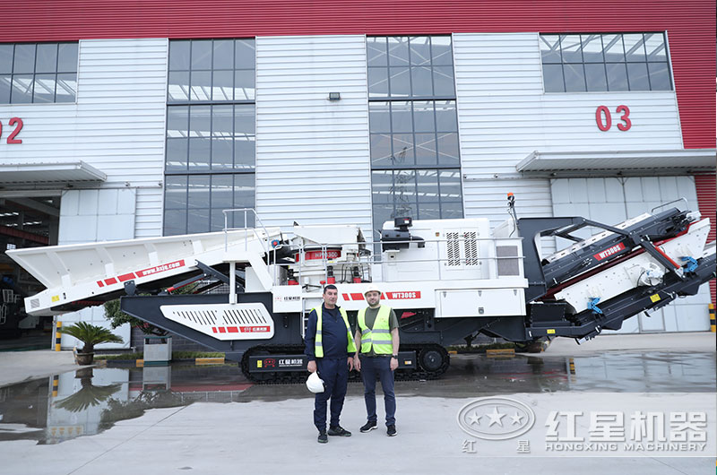 客戶與定制的移動(dòng)破碎機(jī)合影 客戶與定制的移動(dòng)破碎機(jī)合影