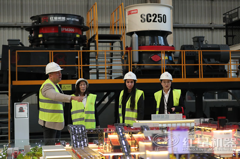 客戶來廠考察破碎機設備 客戶來廠考察破碎機設備