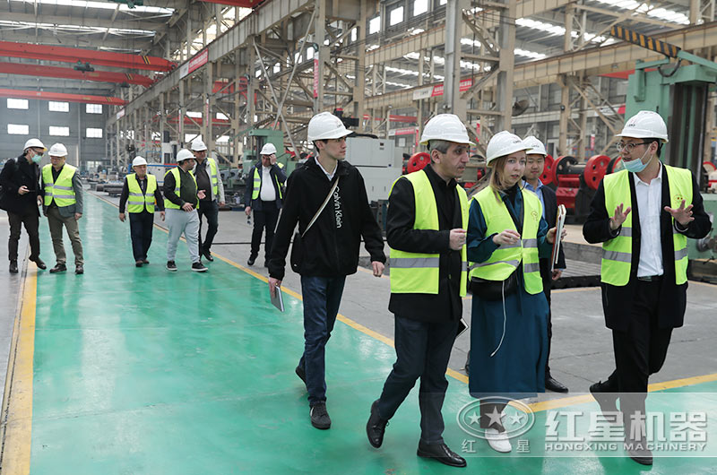 客戶來廠考察石頭粉碎機(jī)設(shè)備 客戶來廠考察石頭粉碎機(jī)設(shè)備