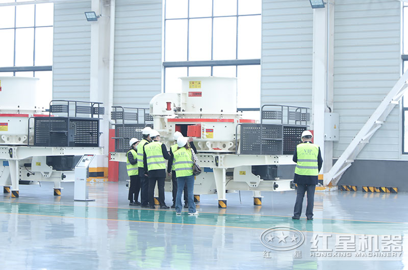 客戶來廠考察花崗巖制砂機(jī)設(shè)備 客戶來廠考察花崗巖制砂機(jī)設(shè)備