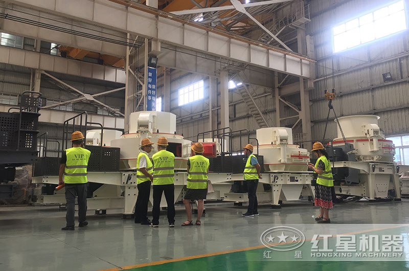 客戶一行來(lái)廠考察鵝卵石沖擊破碎機(jī) 客戶一行來(lái)廠考察鵝卵石沖擊破碎機(jī)