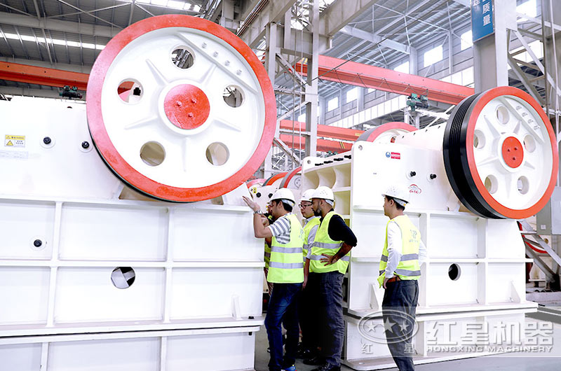 客戶來廠考察大型顎式破碎機設(shè)備 客戶來廠考察大型顎式破碎機設(shè)備