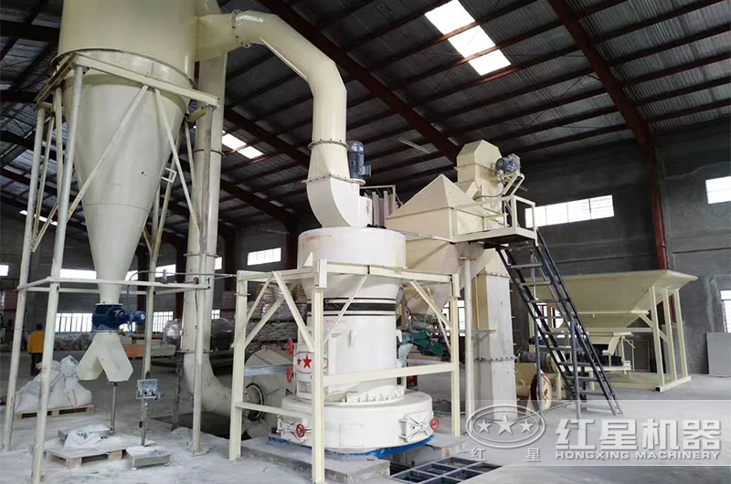 小型高嶺土磨粉作業(yè)現(xiàn)場(chǎng) 小型高嶺土磨粉作業(yè)現(xiàn)場(chǎng)