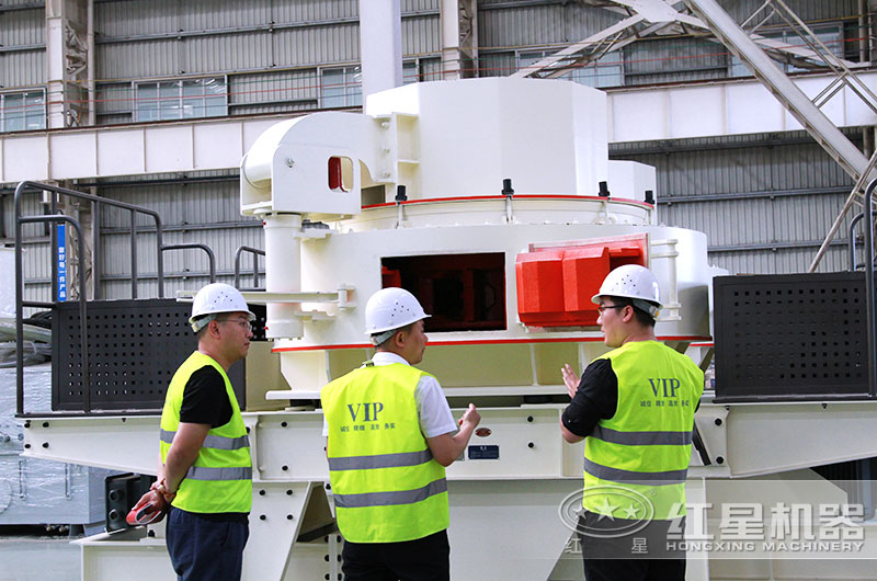 客戶來廠參觀石頭制砂機設(shè)備 客戶來廠參觀石頭制砂機設(shè)備